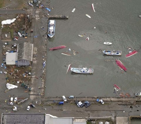 FOTO: Penampakan Pesisir Jepang Tersapu Tsunami Akibat Gempa Dahsyat: Perahu Terbalik, Mobil dan Rumah Hanyut