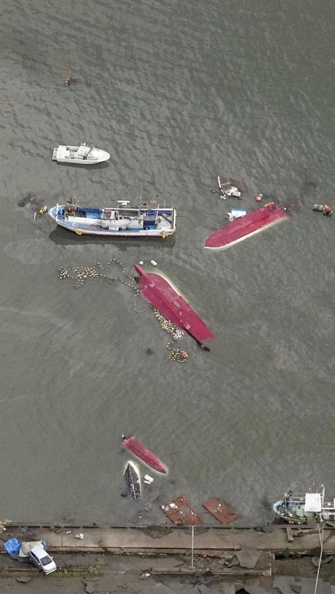 Sedangkan beberapa perahu tampak terbalik setelah terdampak guncangan gempa. 