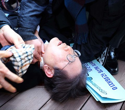 Pemimpin partai oposisi Korea Selatan, Lee Jae-myung menjadi korban penyerangan oleh orang tak dikenal. Dia ditikam di lehernya ketika memberikan keterangan pers dalam kunjungannya di Busan, Korea Selatan, Selasa (2/1/2024). 