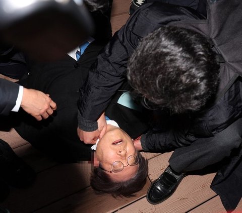 FOTO: Momen Pemimpin Oposisi Korea Selatan Ditikam di Leher Saat Konferensi Pers