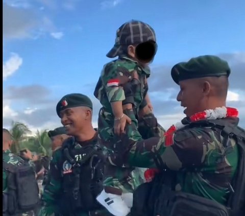 Momen Haru TNI yang Lama Bertugas di Papua Kembali Pulang, Anak Tak Mau Digendong hingga Nangis saat Bertemu