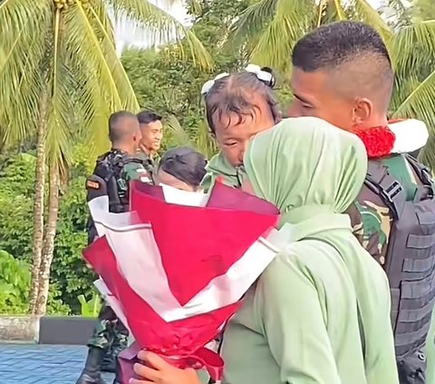 Momen Haru TNI yang Lama Bertugas di Papua Kembali Pulang, Anak Tak Mau Digendong hingga Nangis saat Bertemu