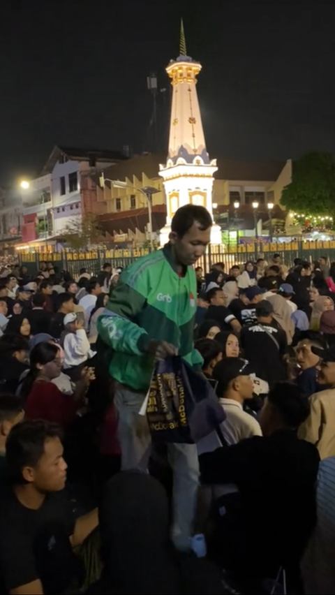 Viral Moment: Ojol Driver Still Delivers Food in the Midst of a 'Sea' of People During New Year's Eve