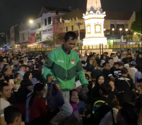 Viral Moment of Ojol Driver Still Delivering Food in the Midst of a 'Sea' of People During New Year's Eve