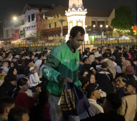 Viral Moment of Ojol Driver Delivering Food Amidst a 'Sea' of People During New Year's Eve