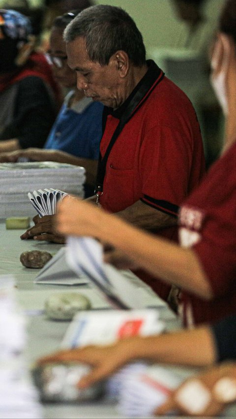 KPU setempat mulai melakukan proses penyortiran dan pelipatan surat suara secara bertahap. 