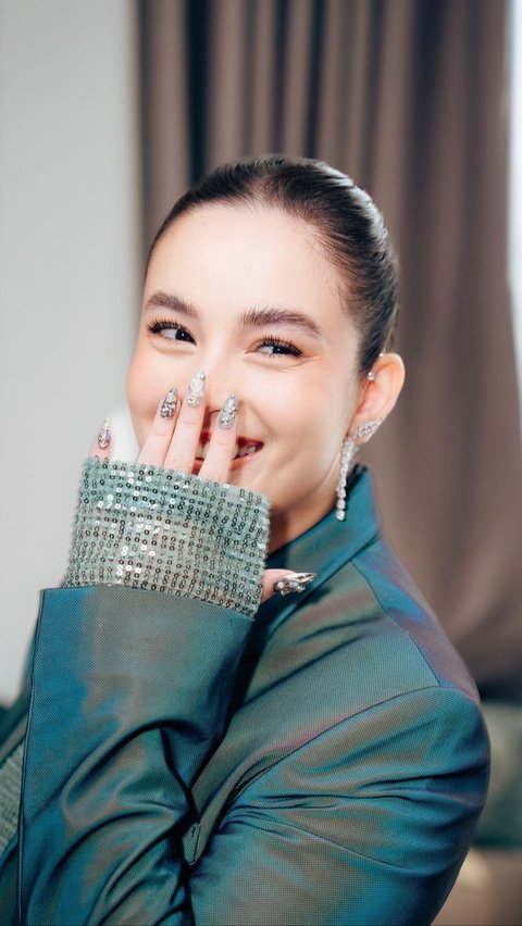 7 Potret Tampilan Unik Chelsea Islan dengan Outer Satin Hologram