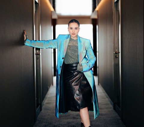 7 Potret Style Seru Chelsea Islan dengan Outer Satin Hologram