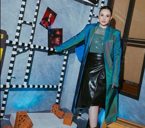 7 Potret Style Seru Chelsea Islan dengan Outer Satin Hologram