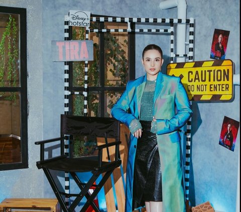 7 Potret Style Seru Chelsea Islan dengan Outer Satin Hologram