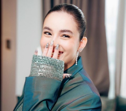 7 Potret Style Seru Chelsea Islan dengan Outer Satin Hologram