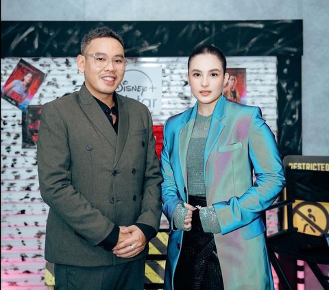 7 Potret Style Seru Chelsea Islan dengan Outer Satin Hologram