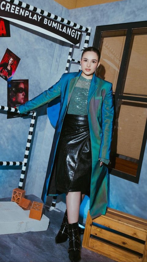 7 Potret Style Seru Chelsea Islan dengan Outer Satin Hologram