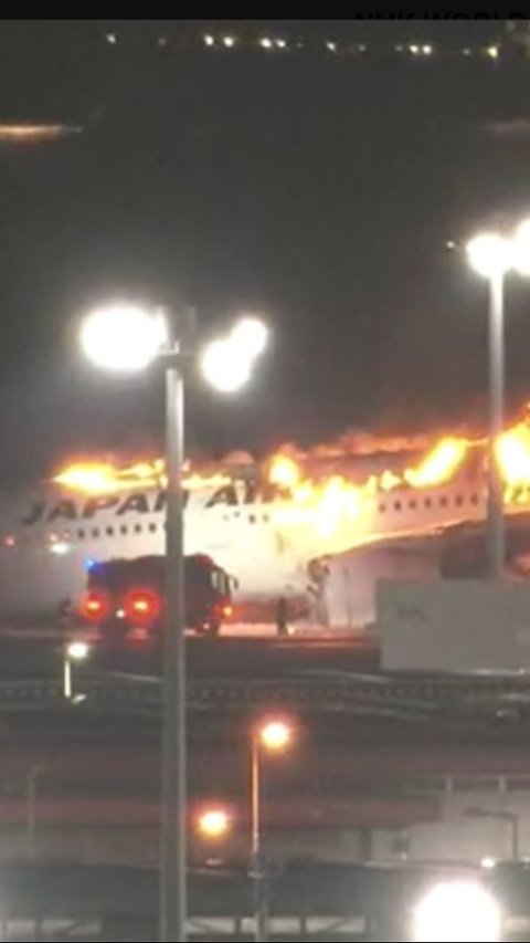 Video Detik-Detik Japan Airlines Plane Carrying 300 Passengers Caught Fire on the Runway, Suspected to Have Collided with Another Plane During Landing