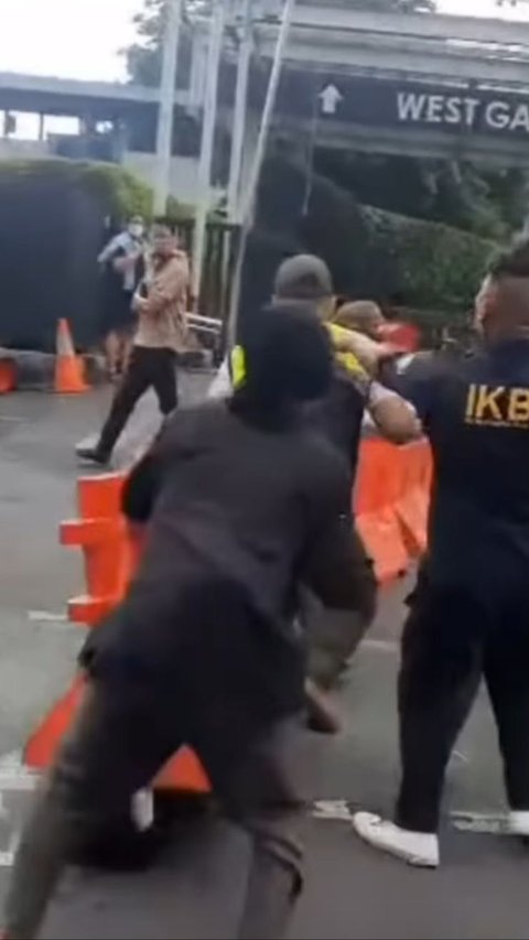 Dua Anggota Satpol PP Dikeroyok Sejumlah Orang di Pintu Masuk Mall Plaza Indonesia