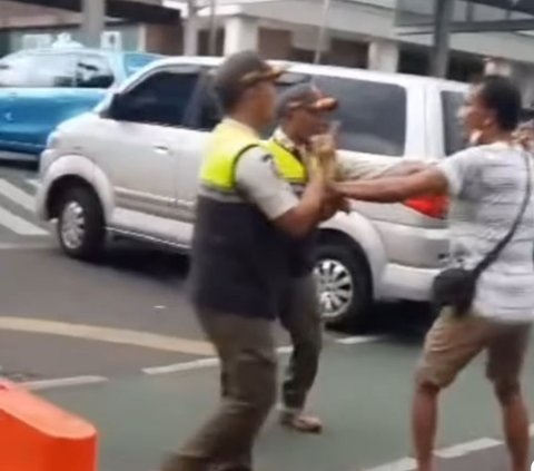 Dua Anggota Satpol PP Dikeroyok Sejumlah Orang di Pintu Masuk Mall Plaza Indonesia