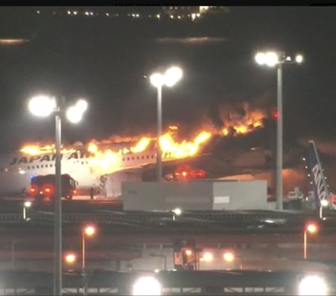 Video of the Moment Japan Airlines Plane Carrying 300 Passengers Caught Fire on the Runway, Suspected of Colliding with Another Plane During Landing