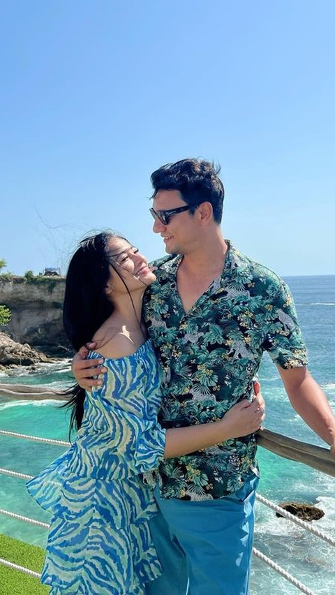 So Sweet! Potret Romantis Titi Kamal dan Christian Sugiono di Bali, Mengkhayal Punya Rumah Depan Laut untuk Masa Tua Nanti