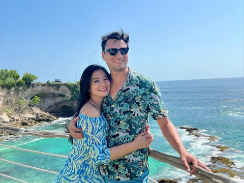 So Sweet! Potret Romantis Titi Kamal dan Christian Sugiono di Bali, Mengkhayal Punya Rumah Depan Laut untuk Masa Tua Nanti