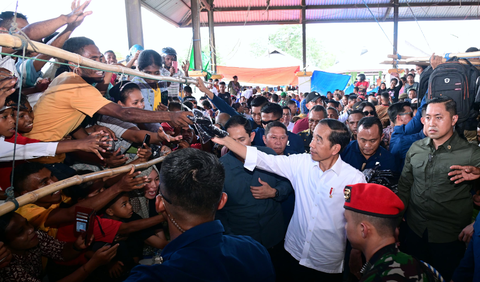 Presiden Joko Widodo (Jokowi) dan Ibu Negara Iriana Jokowi melakukan kunjungan kerja ke Purworejo, Jawa Tengah pada Selasa (2/1).<br>