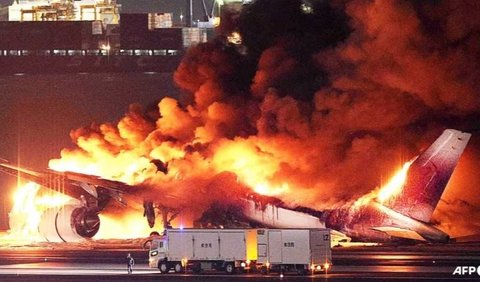Video yang tersebar luas menunjukkan api membakar pesawat Japan Airlines tersebut. Landasan pacu juga terlihat berkobar.