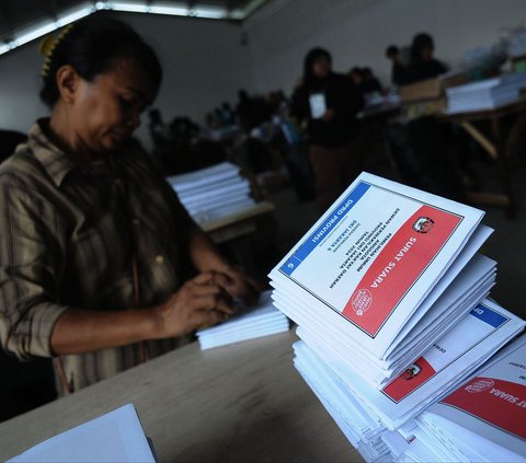 Komisi Pemilihan Umum (KPU) Jakarta Timur daerah pemilihan DKI Jakarta 6 telah memulai pelipatan surat suara DPRD Provinsi DKI untuk Pemilu 2024 pada Selasa (2/1/2024). Pelipatan dan penyortiran surat suara ini dilakukan di kawasan industri Pulogadung, Jakarta Timur.
