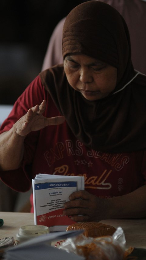 KPU Jakarta Timur menargetkan surat suara DPRD DKI Jakarta ini dapat didistribusikan ke tingkat kecamatan pada akhir Januari 2024.