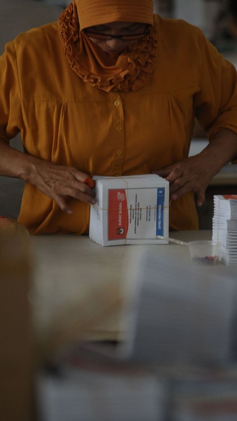 Pekerja melipat dan menyortir surat suara DPRD DKI Jakarta untuk Pemilu 2024 di Kawasan Industri Pulogadung, Jakarta, Selasa (2/1/2024).