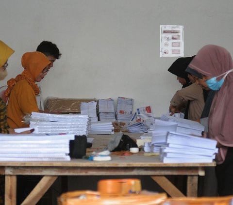 FOTO: Mengintip Sibuknya Petugas Sortir dan Lipat Surat Suara Pemilu 2024 di Pulogadung