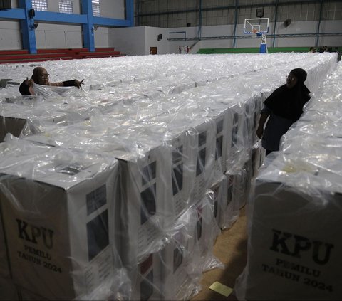 Pekerja merapikan kotak suara Pemilu 2024 di GOR Pemuda, Rawamangun, Jakarta Timur, Selasa (2/1/2024). Komisi Pemilihan Umum (KPU) Kota Jakarta Timur menyatakan 100 persen kotak suara untuk Pemilu 2024 sudah selesai dirakit.<br>