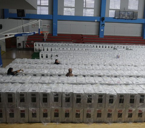 FOTO: Ribuan Kotak Suara di Jakarta Timur Selesai Dirakit, Siap Didistribusikan H-1 Pemilu 2024