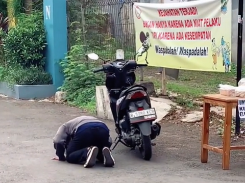 Viral, Moment of a Motorcyclist Prostrating in Gratitude for Free Food on the Side of the Road