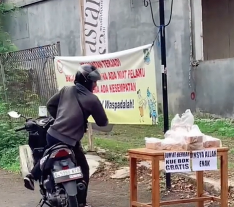 Viral, Moment of Motorcyclist Prostrating in Gratitude for Receiving Free Food on the Side of the Road