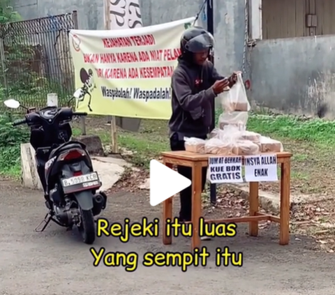 Viral, Moment of Motorcyclist Prostrating in Gratitude for Receiving Free Food on the Side of the Road