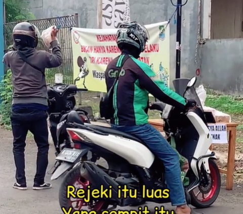 Viral, Moment of a Motorcyclist Prostrating in Gratitude for Free Food on the Side of the Road