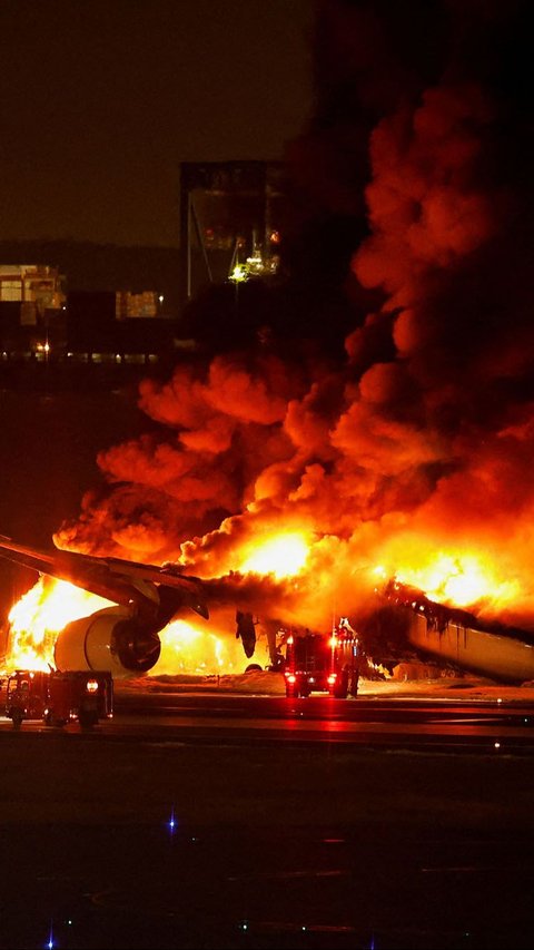 FOTO: Horor! Momen Pesawat Japan Airlines Terbakar Hebat Seusai Tabrakan di Bandara Haneda Jepang