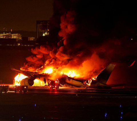 Pesawat Airbus A350 milik maskapai Japan Airlines terbakar hebat di Bandara Haneda, Tokyo, Jepang, pada Selasa (2/1/2024). Kebakaran dahsyat itu terjadi setelah pesawat Japan Airlines mengalami tabrakan dengan sebuah pesawat Penjaga Pantai Jepang atau The Coast Guard di landasan pacu.