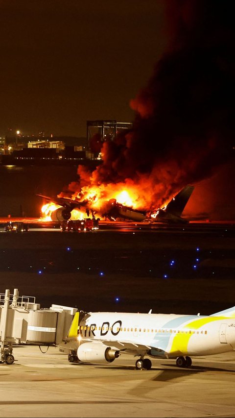 Ajaibnya, seluruh awak dan penumpang pesawat Japan Airlines berjumlah 379  orang berhasil dievakuasi dalam kondisi selamat.