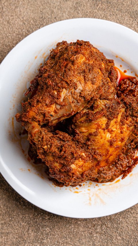 Fried Chicken with Javanese Tamarind Sauce, Warm Delight for Your Loved Ones.