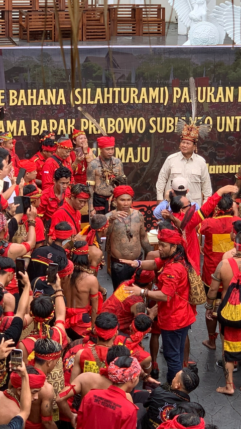 Hujan-Hujanan, Prabowo Kampanye di Pontianak Disambut Meriah Pasukan Merah Dayak