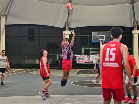 Alam Ganjar Main Basket Bareng Komunitas dan Tim PON Sulawesi Utara