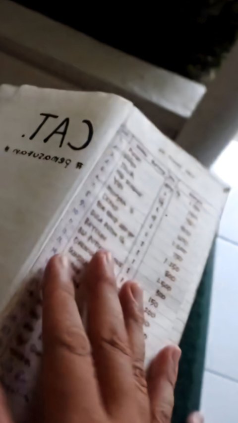 Child Finds Mother's Grocery Store List Book Standing Since the 1990s, Immediately Shocked to See the Prices
