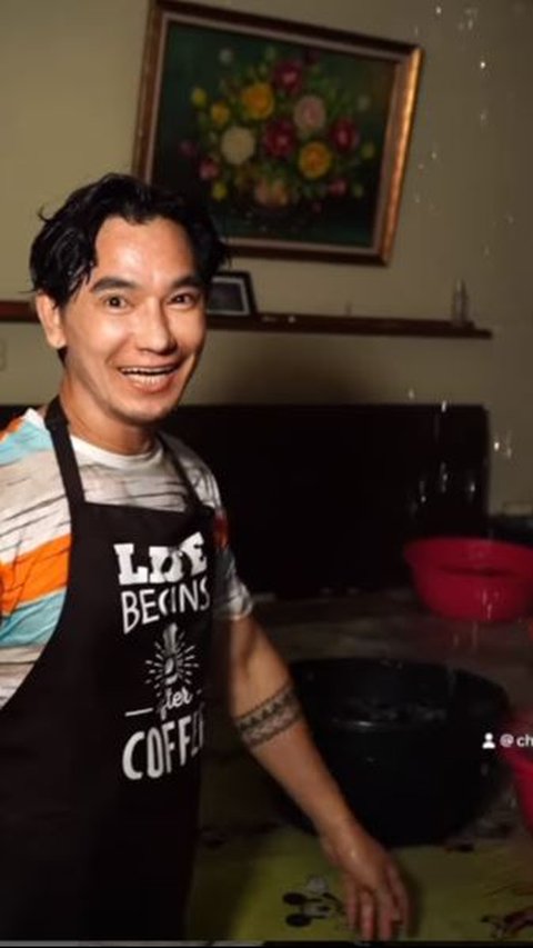 <b>MMasih Ingat dengan Chef Eddy Siswanto yang Dikeluarkan dari Masterchef? Ini Penampakan Rumahnya yang Viral Usai Plafon Jebol </b><br>