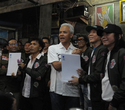 Grup band Slank resmi mendeklarasikan dukungan untuk pasangan capres-cawapres nomor urut 3, Ganjar Pranowo-Mahfud MD untuk meraih kemenangan pada Pemilu 2024 di Markas Slank, Gang Potlot, Jakarta, Sabtu (20/1/2024). Merdeka.com/Imam Buhori