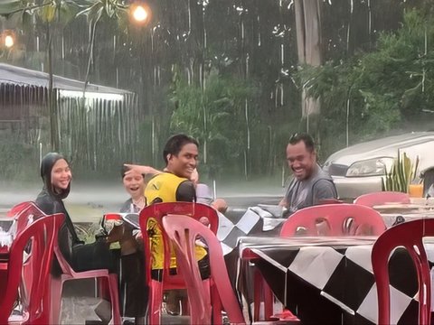 Make a game of who stands up first and treats, this gang stays wet even though it rains while hanging out in an open cafe
