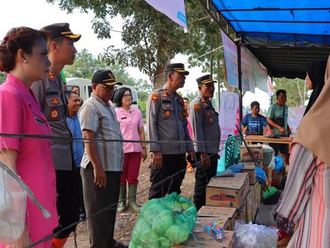 Bakti Sosial ke Korban Banjir, Kapolres Rohil & Istri Sosialisasikan Pemilu Damai