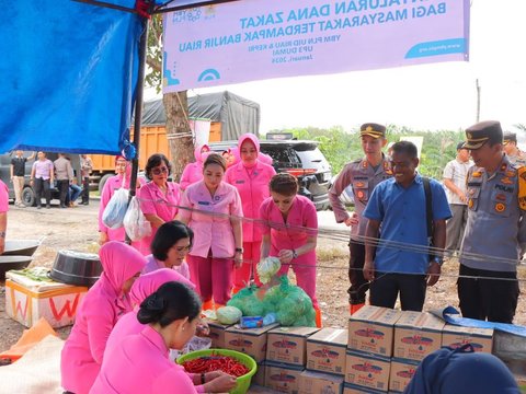 Bakti Sosial ke Korban Banjir, Kapolres Rohil & Istri Sosialisasikan Pemilu Damai