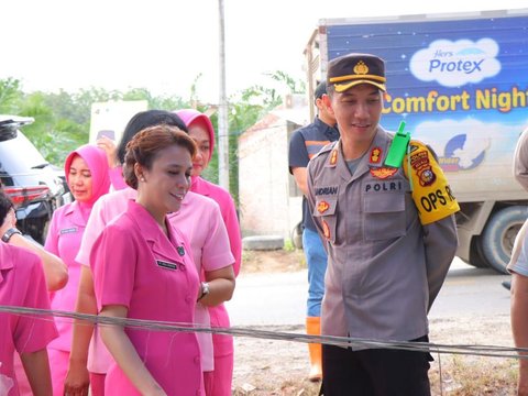 Bakti Sosial ke Korban Banjir, Kapolres Rohil & Istri Sosialisasikan Pemilu Damai