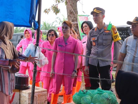 Bakti Sosial ke Korban Banjir, Kapolres Rohil & Istri Sosialisasikan Pemilu Damai