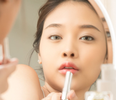 Makeup Tricks to Make Lips Look Like Smiling